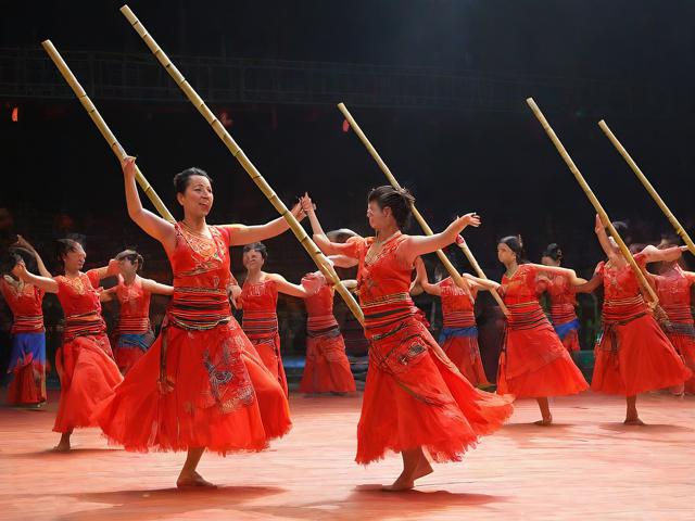 九游体育网站_ 传统民族竹竿舞比赛,文化传承的运动盛典,竹竿舞展示名称